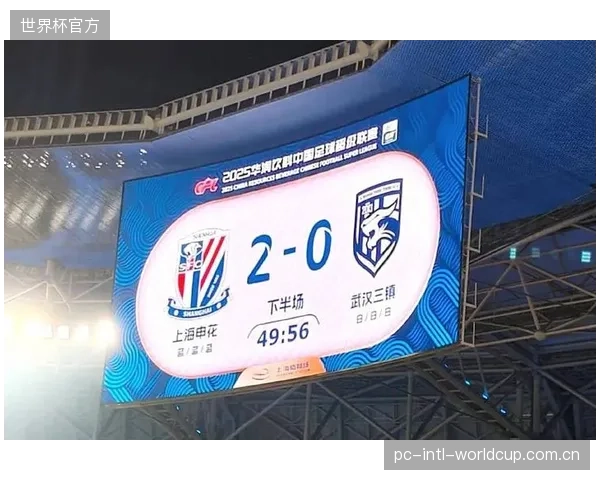 上海申花虽然引进了强力攻击手,但后防线尤其是门将位置的短板可能成为争冠的隐患。 上海申花虽然引进了强力攻击手,但后防线尤其是门将位置的短板可能成为争冠的隐患。